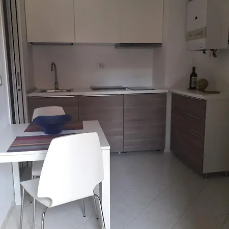Monolocale Moderno. Recentemente Ristrutturato Appartement